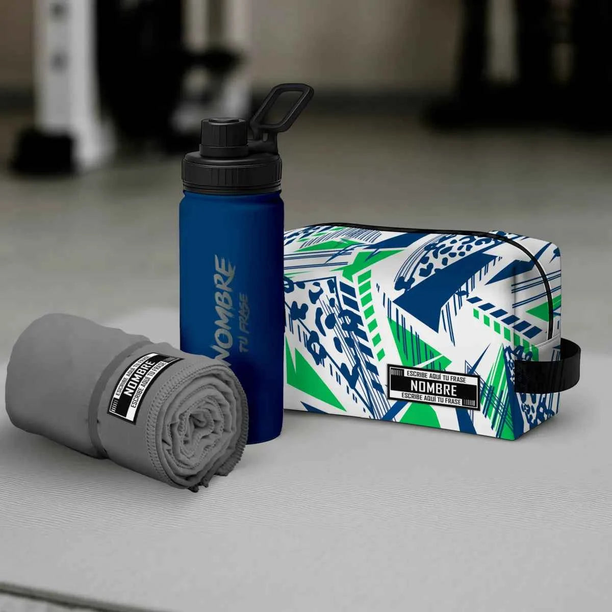 Pack Sport personalizado con neceser estampado Blue Power, bidón deportivo azul y toalla gris, regalo práctico para deportistas en tonos verdes azules.