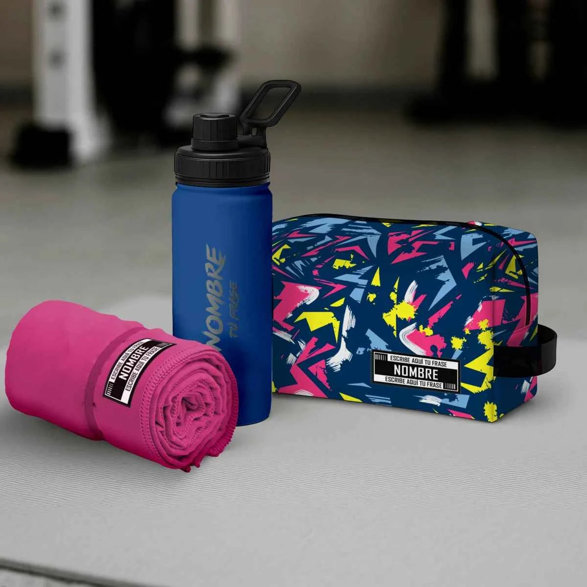 Pack Sport personalizado con neceser estampado Blue Squat, bidón deportivo y toalla, regalo práctico para deportistas en tonos verdes y morados.