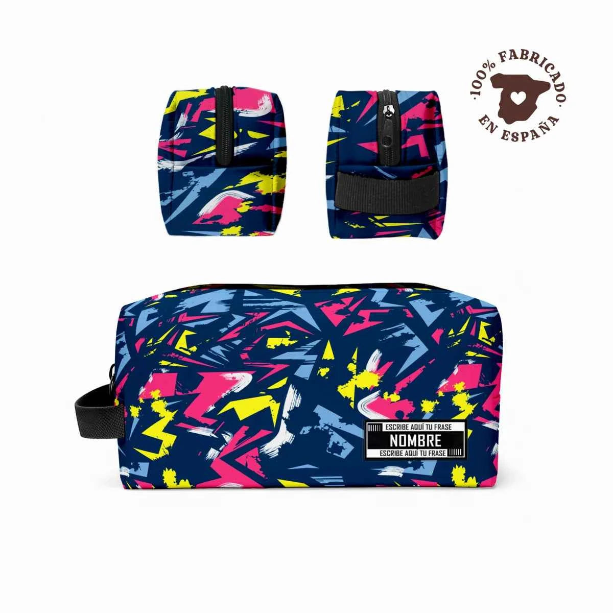 Neceser con estampado Blue Squat abstracto personalizado en tonos rosa, azul y amarillo, ideal como regalo para el gym y fabricado en España.