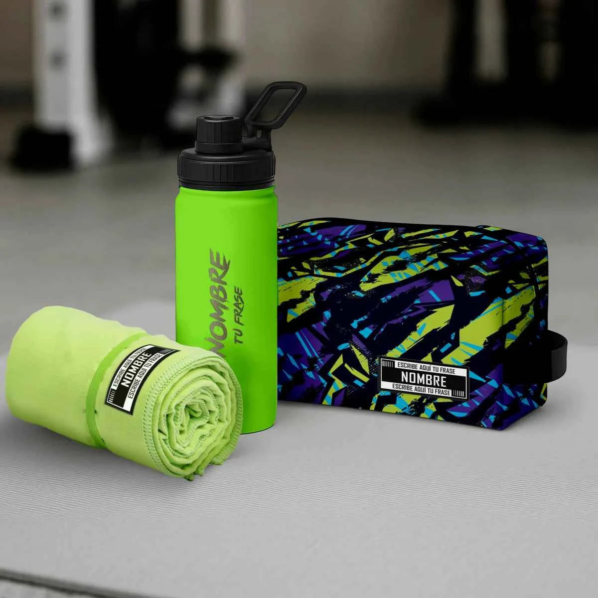 Pack Sport personalizado con neceser en estampado Green Core, bidón deportivo y toalla, regalo práctico para deportistas en tonos verdes y morados.