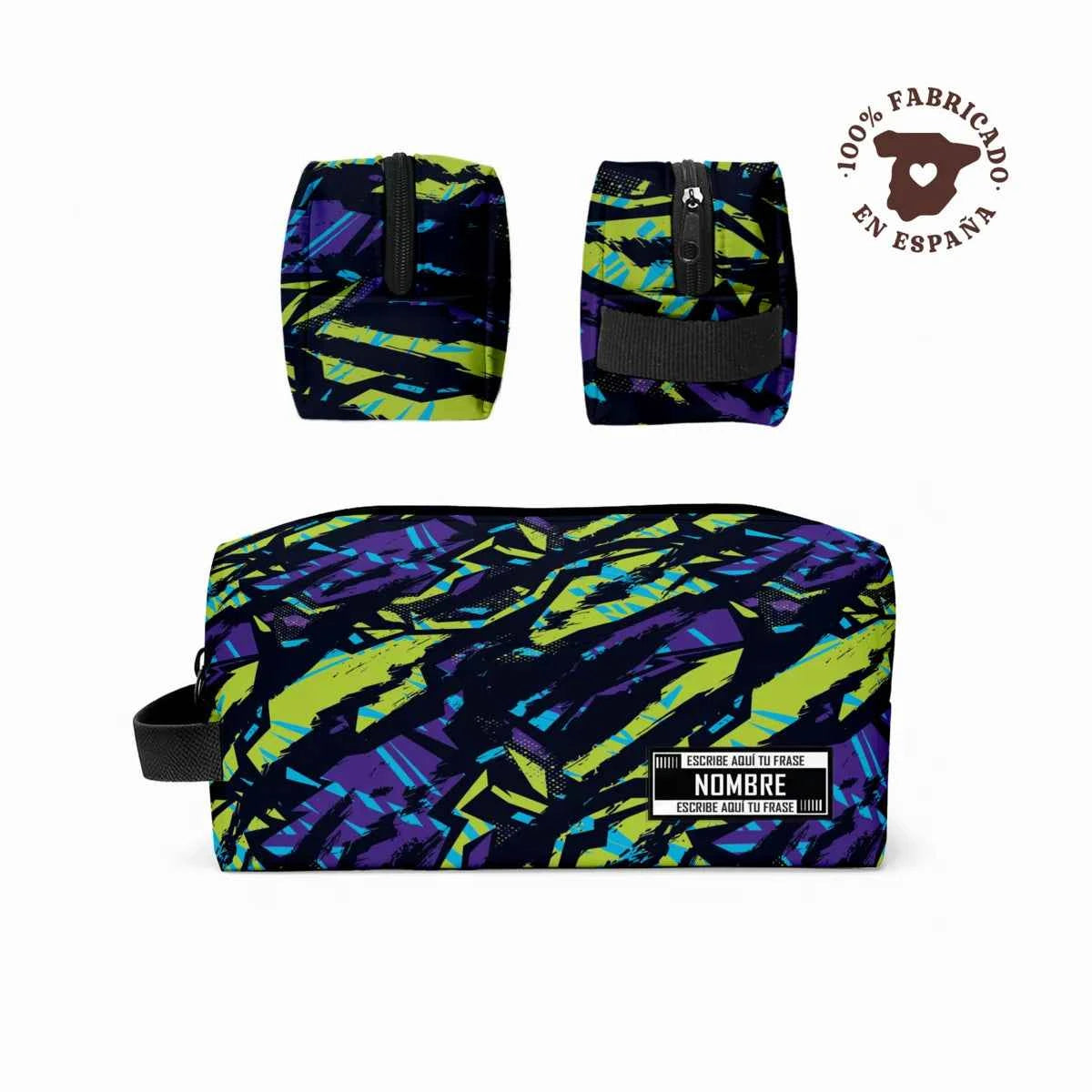 Neceser con estampado abstracto Green Core personalizado en tonos verde y morado, ideal como regalo para el gym y fabricado en España.