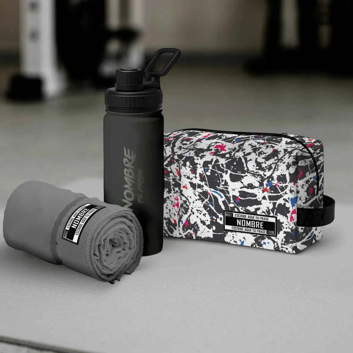 Pack Sport personalizado con neceser, bidón deportivo y toalla, regalo práctico para deportistas en tonos verdes y morados. Estampado grey press