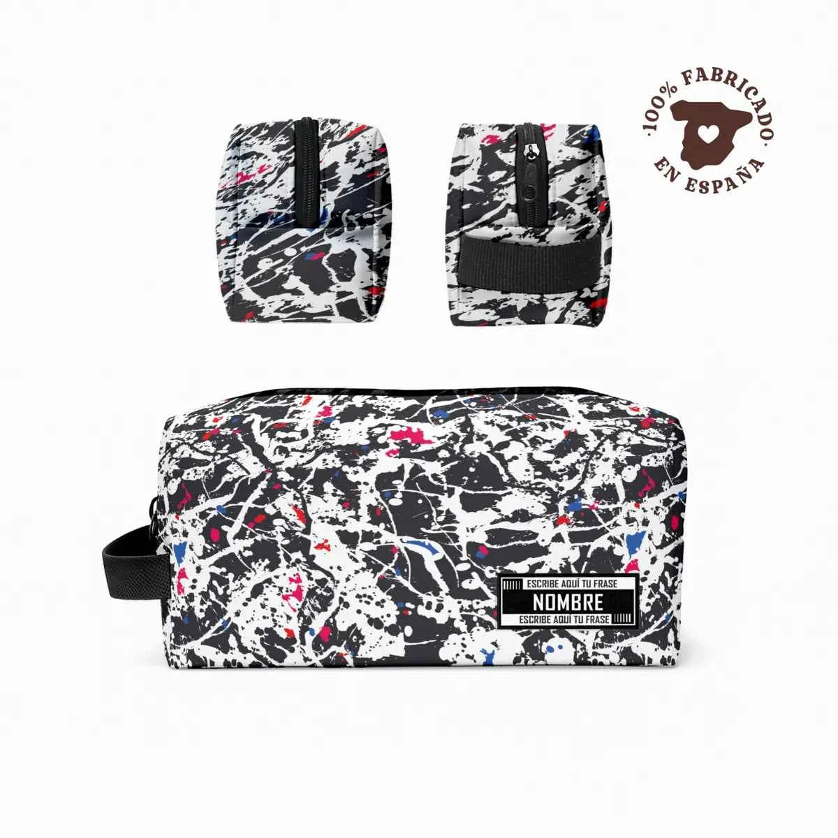 Neceser con estampado Grey Press abstracto personalizado en tonos grises, notas rojas y azules, ideal como regalo para el gym y fabricado en España.