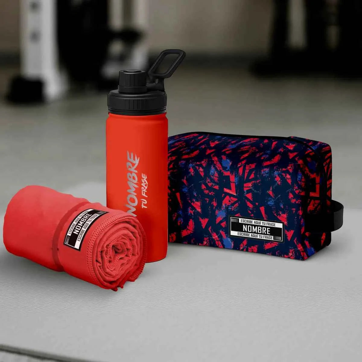 Pack Sport personalizado con neceser estampado Red Cardio, bidón deportivo rojo y toalla roja, regalo práctico para deportistas en tonos rojos y marinos.