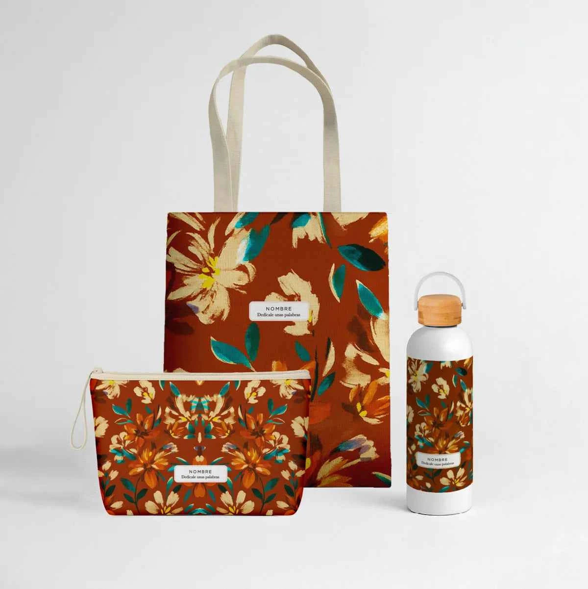 Wonder Pack personalizado fabricado en España con tote bag de loneta, neceser a juego y bidón térmico de 500 ml, todos con estampado floral otoñal en tonos marrones y verdes