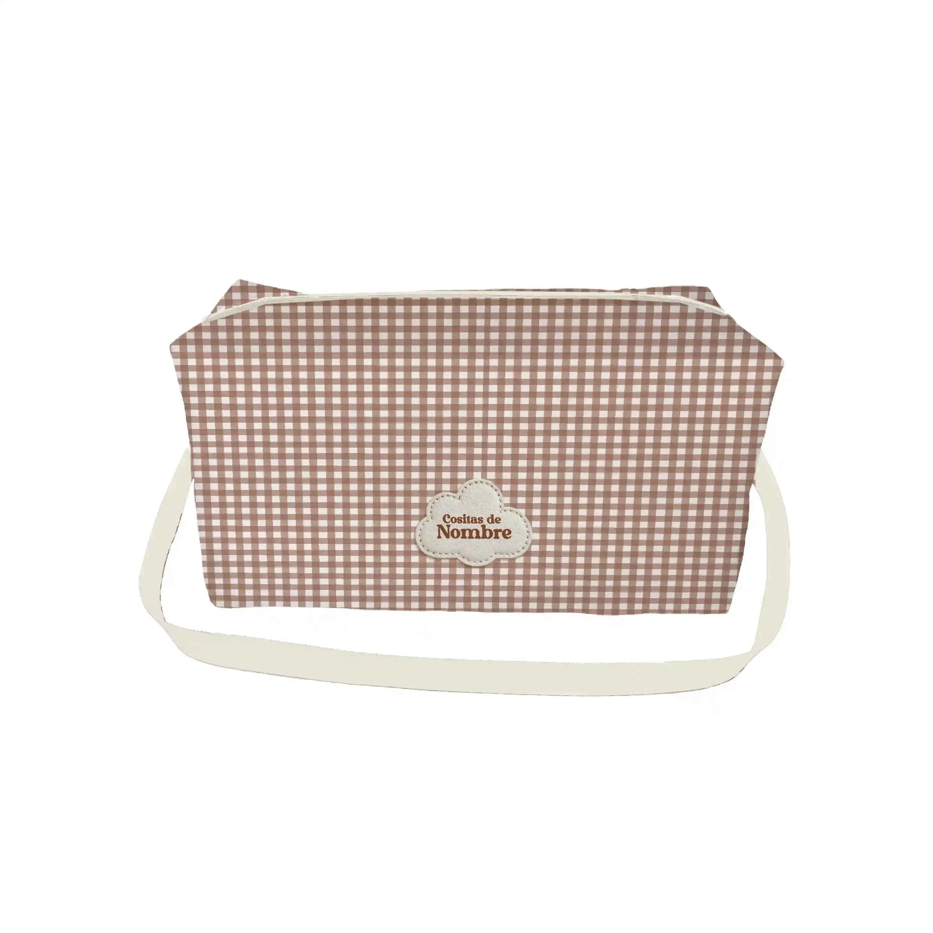 Bolso de bebé acolchado con estampado Vichy Choco, 100% fabricado en España. Ligero, personalizable y con gran capacidad.