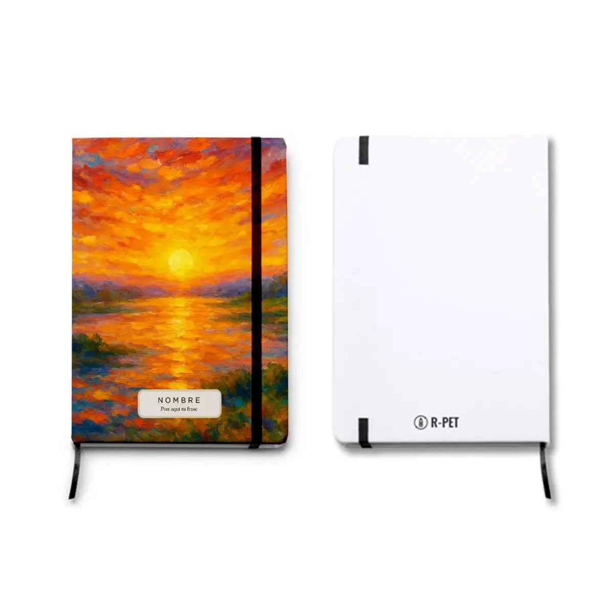 Libreta A5 de PET reciclado, estampada por una cara con diseño Atardecer en tonos cálidos naranjas y dorados.