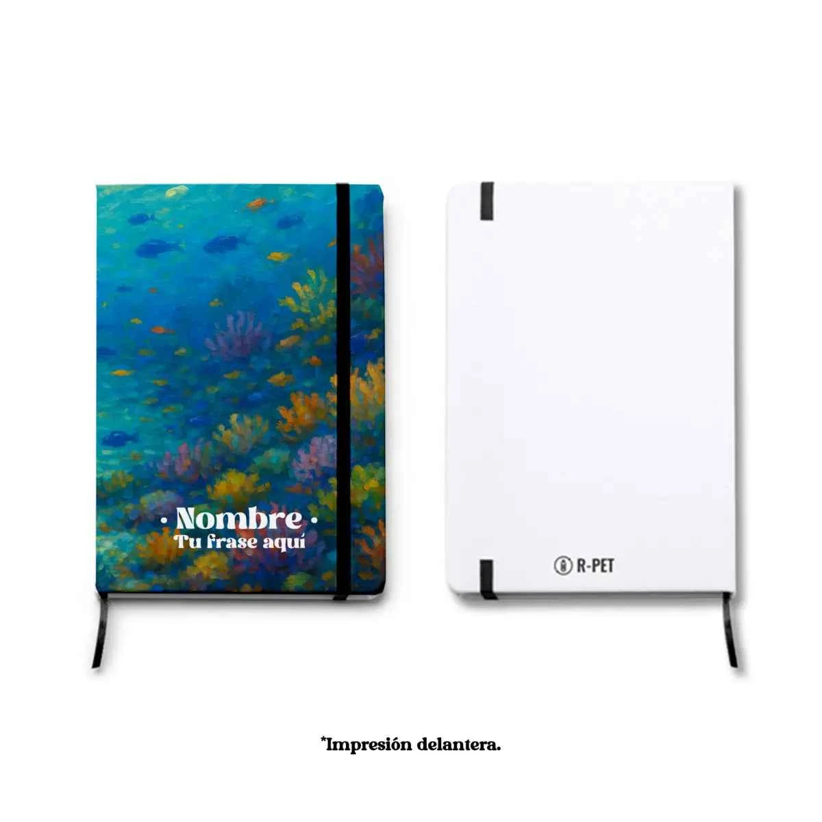 Libreta A5 de PET reciclado, hojas lisas, estampada por una sola cara con tonos azules y turquesas del diseño Paisaje Fondo Marino.