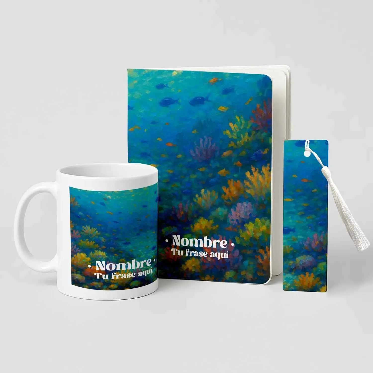 Pack Estudio & Café con taza personalizada, libreta A5 de PET reciclado estampada a una cara y marcapáginas metálico. Diseño Paisaje Fondo Marino en tonos azules y turquesas.