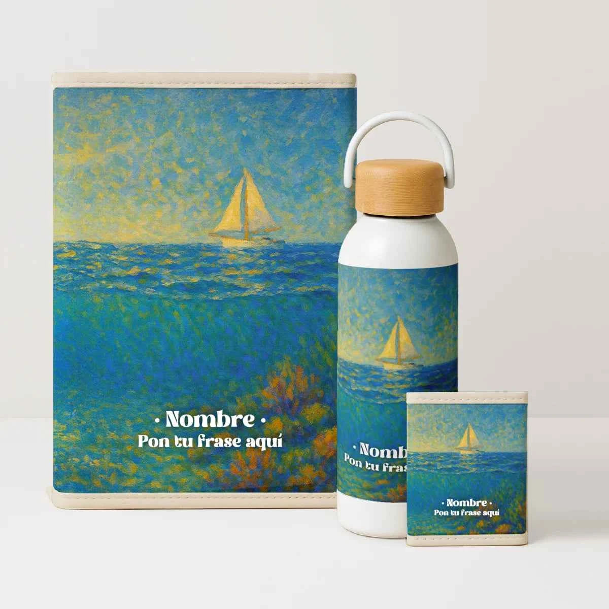 Pack completo con portadocumentos, porta tarjetas y bidón personalizados con estampado Velero en tonos azules y turquesas.