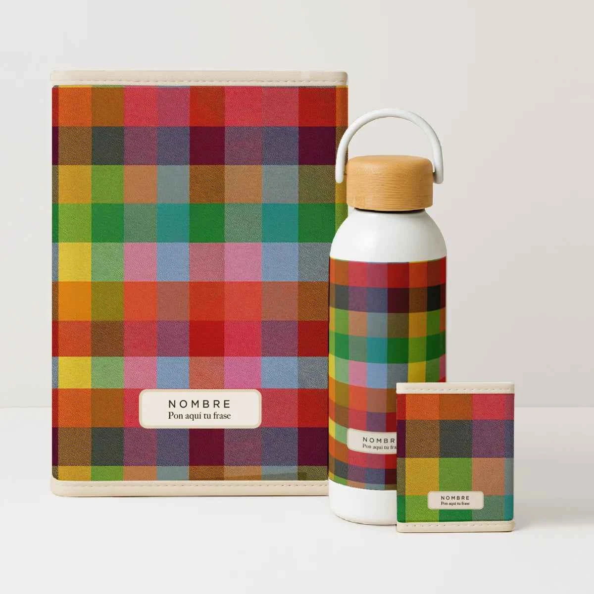 Pack Organizados Pixel Party con portadocumentos, porta tarjetas y bidón multicolor en cuadros vibrantes.