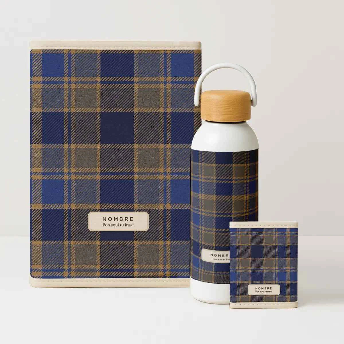 Pack Organizados Tartán Azul con portadocumentos, porta tarjetas y bidón en estampado tartán azul.