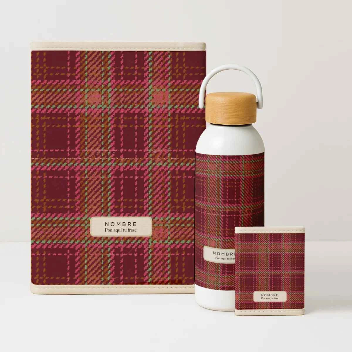 Pack Organizados Tartán Granate con portadocumentos, porta tarjetas y bidón en estampado tartán granate.