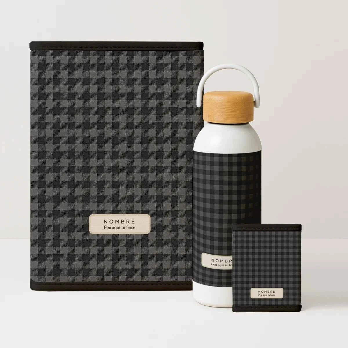 Pack Organizados Vichy Gris con portadocumentos, porta tarjetas y bidón en estampado vichy gris. Ideal para hombres