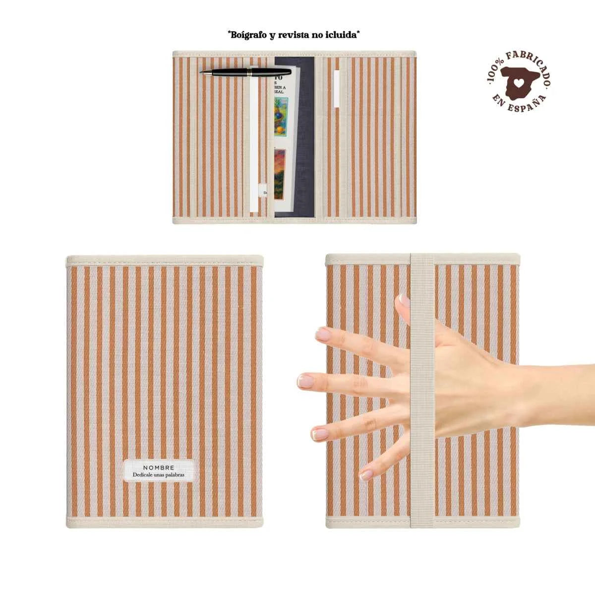 Portadocumentos artesanal de loneta fabricado en España, con estampado Mocatriz, ideal para revistas, folletos y tarjetas, personalizado con nombre y frase. Cuenta con un asa en la trasera para sujetarlo mejor. Contiene 5 bolsillos para tus revistas y trataos. Ideal para ella