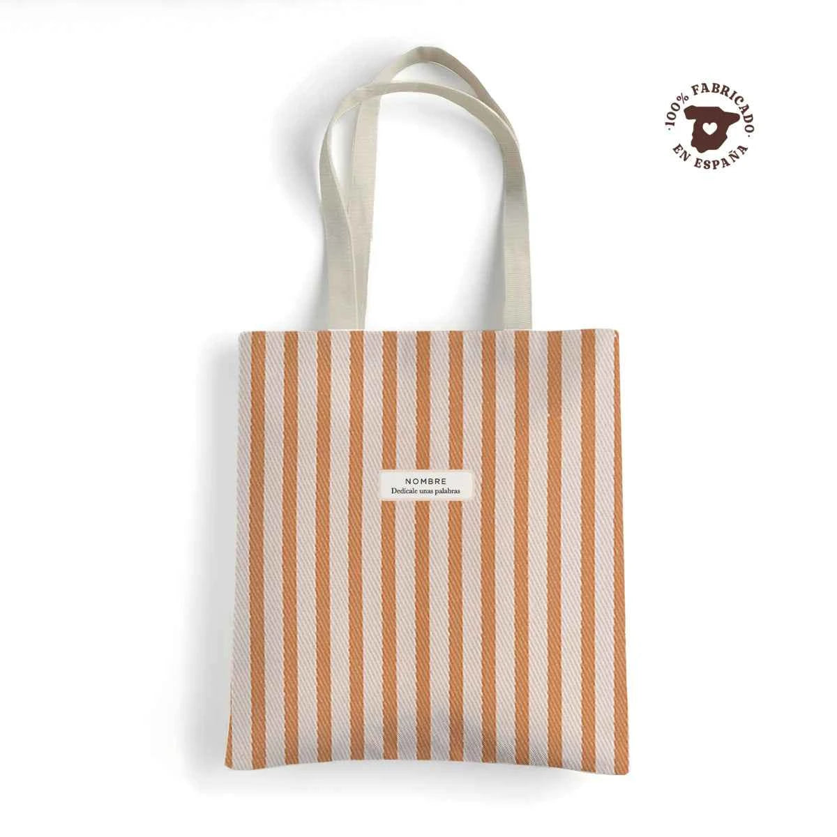 Tote bag de loneta hecha en España con estampado Mocatriz y personalizada con nombre y frase. Asa beige y raas naranjas y rosas. Ideal para el cualquier ocasión