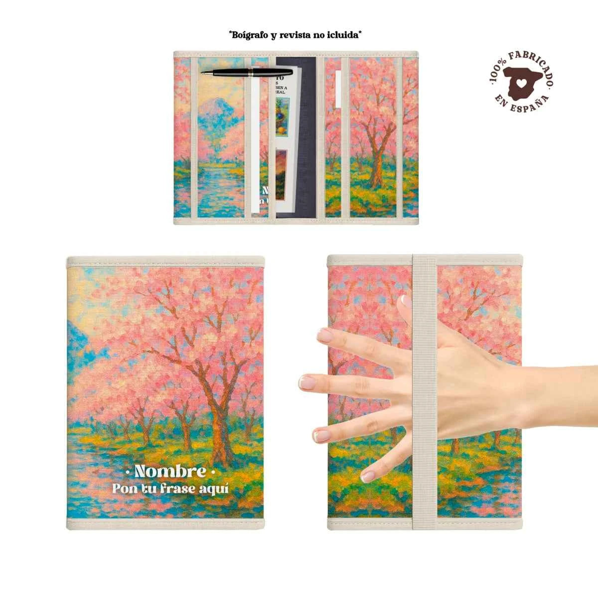 Portadocumentos acolchado fabricado en España, con bolsillos de 25×19 y 25×9 cm. Estampado Cerezos rosa y azul pastel.