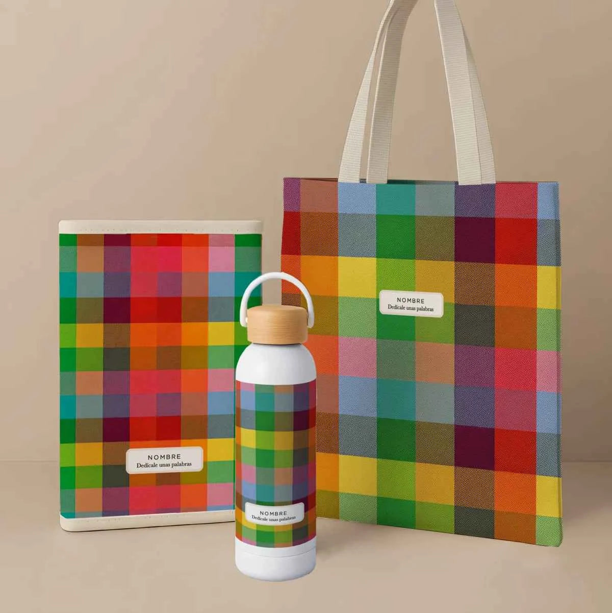 Imagen del Pack Pioneros Pixel Party con tote bag, portadocumentos acolchado y bidón térmico de 500ml con tapón de bambú. Estampado multicolor en tonos rojo, verde, azul, amarillo y rosa. Pack personalizable ideal para estudio, universidad, oficina y viajes.