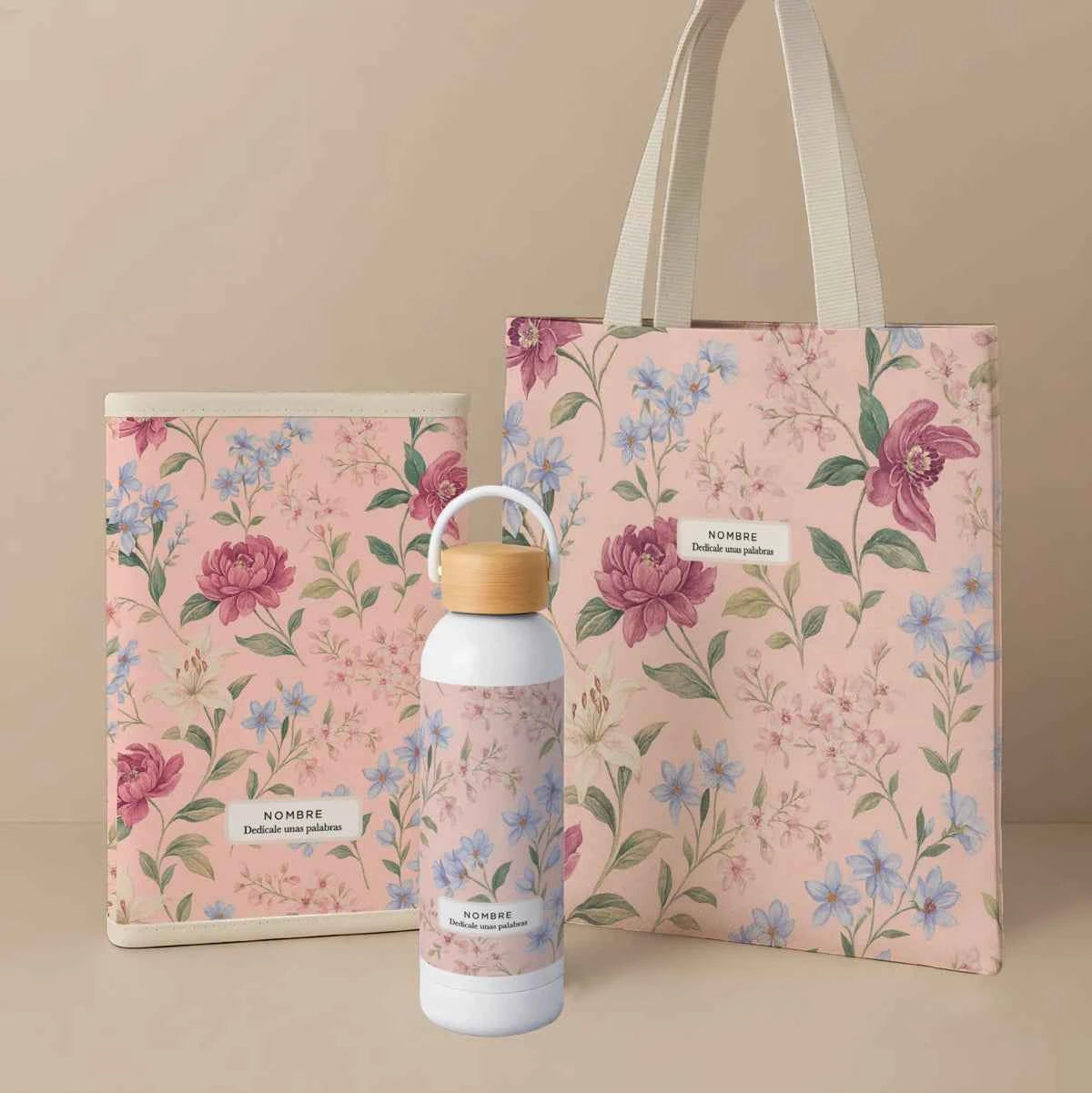 Pack con tote bag, portadocumentos acolchado y bidón térmico en estampado floral Pink Lady. Hecho en España y personalizable.