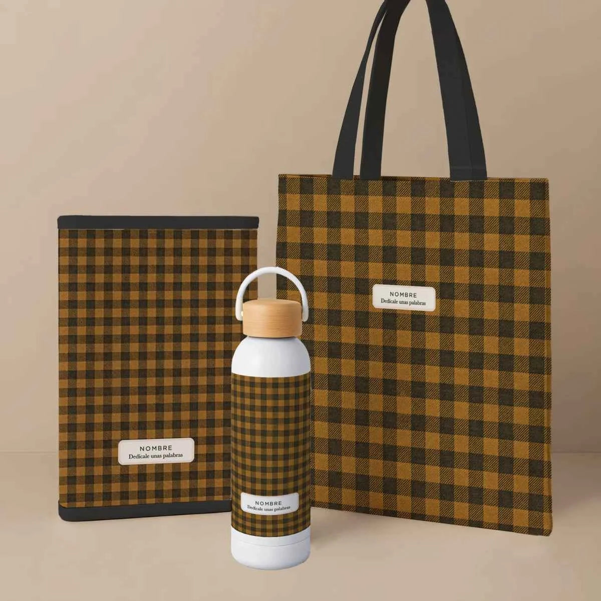 Pack completo con tote bag, portadocumentos acolchado y bidón térmico 500 ml en estampado Vichy Bee tonos miel y negro. Personalizable y fabricado en España.