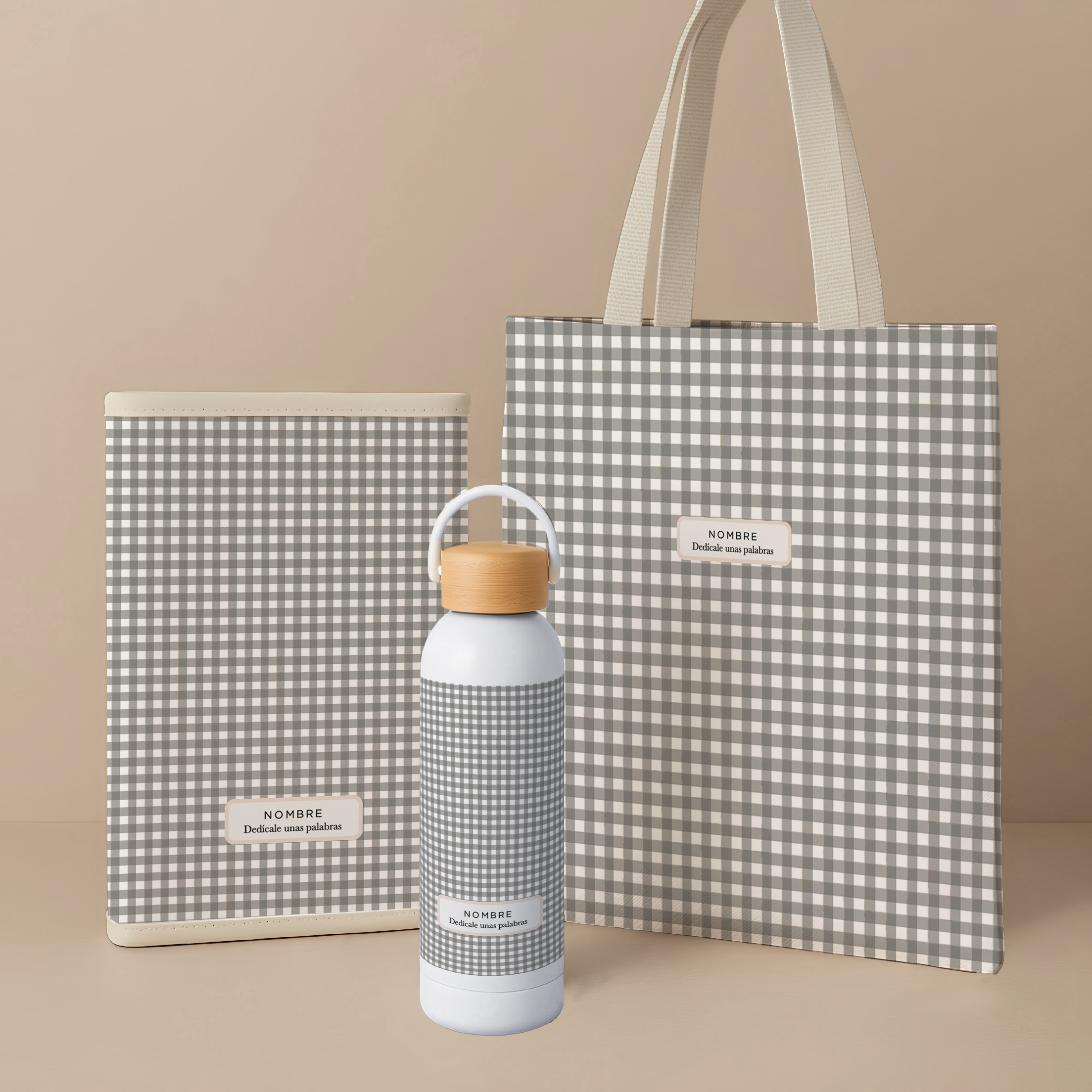 Pack Pioneros Vichy Gris con tote bag, portadocumentos acolchado y bidón térmico 500ml. Estampado gris y blanco, diseño minimalista. Pack personalizable ideal para estudio, oficina, viajes y organización diaria.