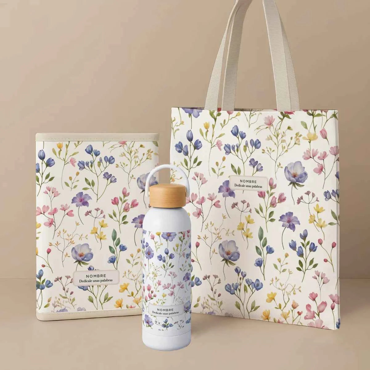 Pack con tote bag, portadocumentos acolchado y bidón térmico en estampado floral Violetas. Hecho en España y personalizable.