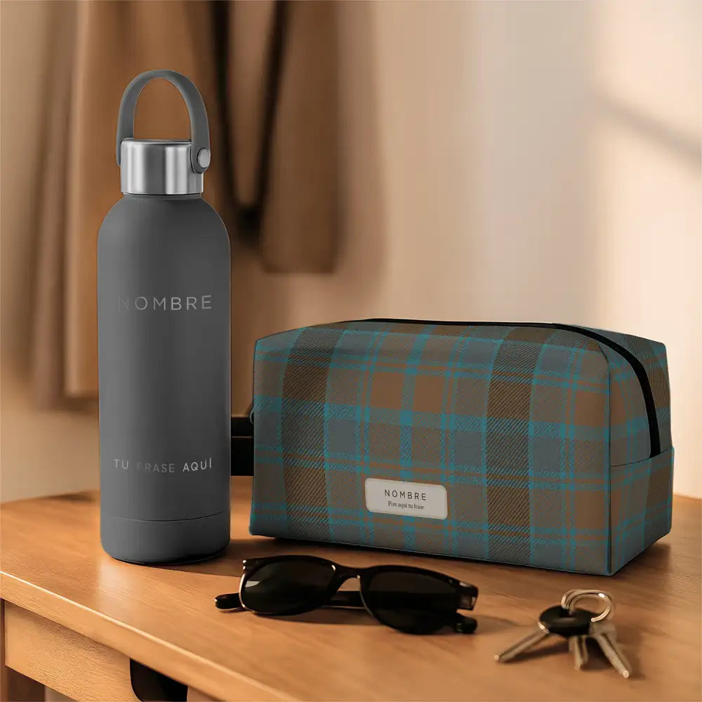 Pack Rutina personalizado con bidón térmico y neceser con estampado tartán Brownie Blue en azul y marrón, ideal como regalo para hombre.