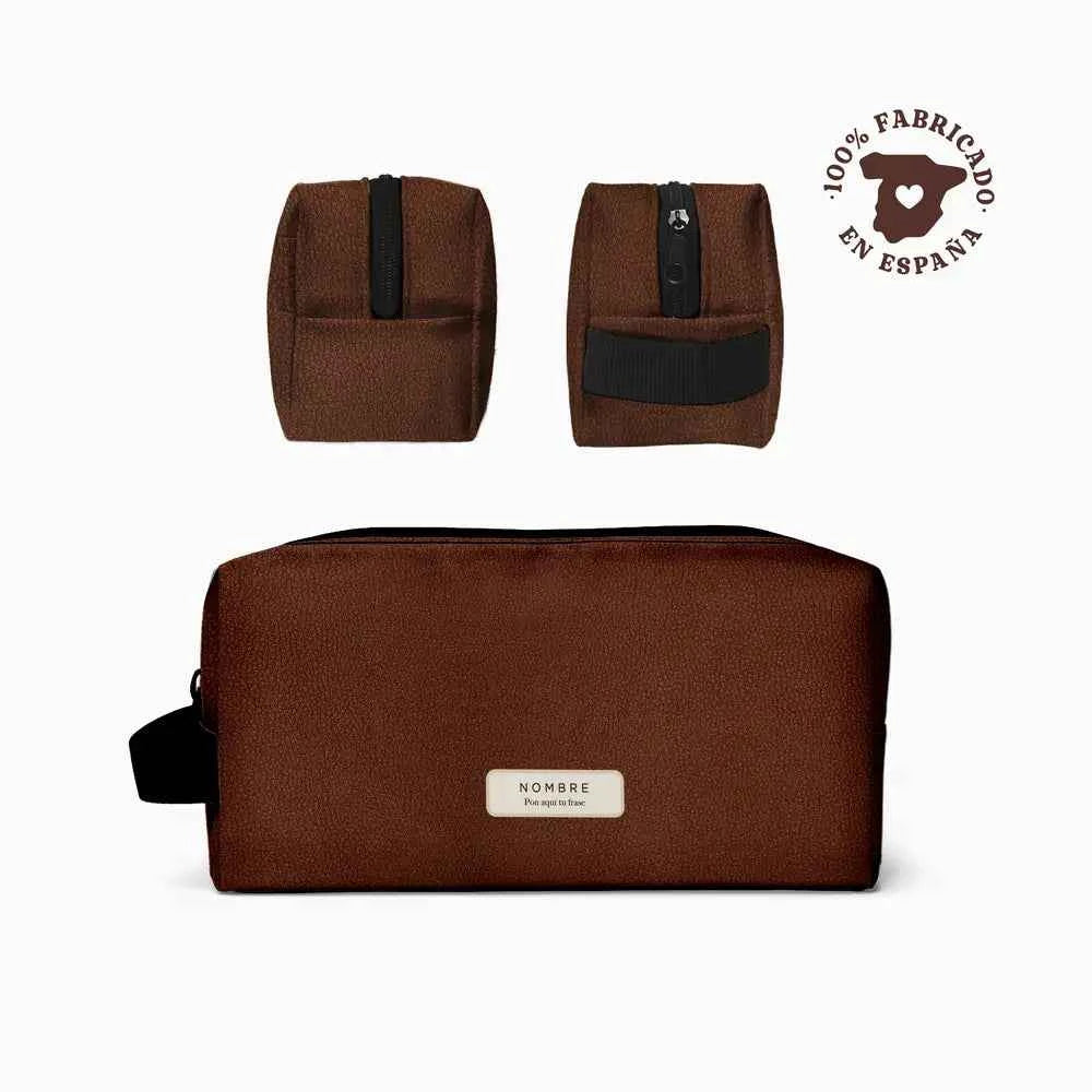 Neceser personalizado con nombre en con estampado de cuero marron, ideal como regalo práctico para trabajo o gym.