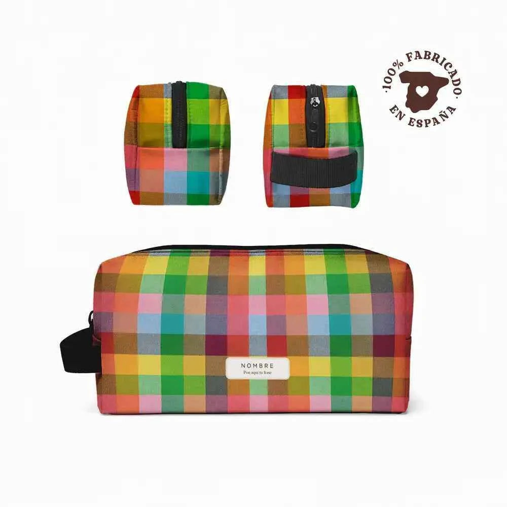 Neceser personalizado con estampado Pixel Party de cuadros de colores, ideal como regalo práctico para trabajo o gym. Fabricado en España
