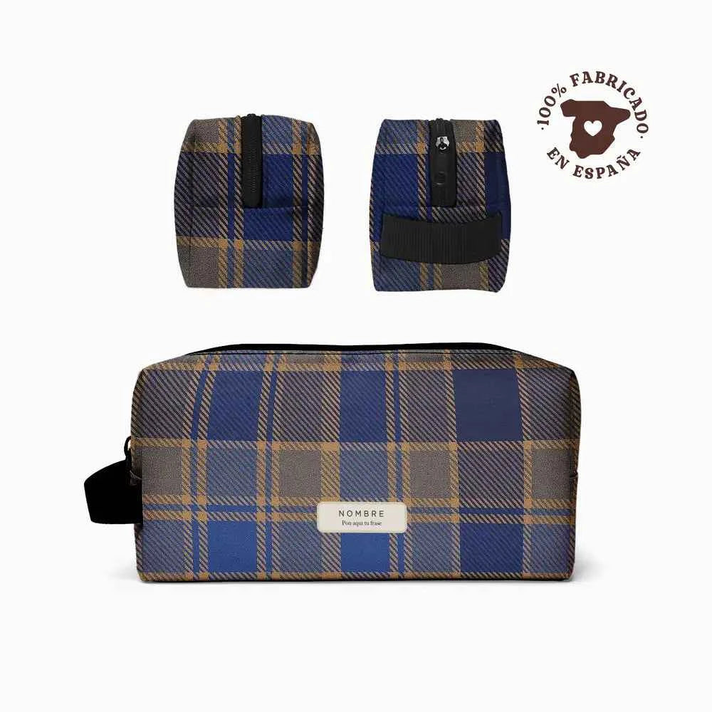 Neceser personalizado con estampado de tartán azul cobalto y beige,  ideal como regalo práctico para trabajo o gym. Fabricado en España