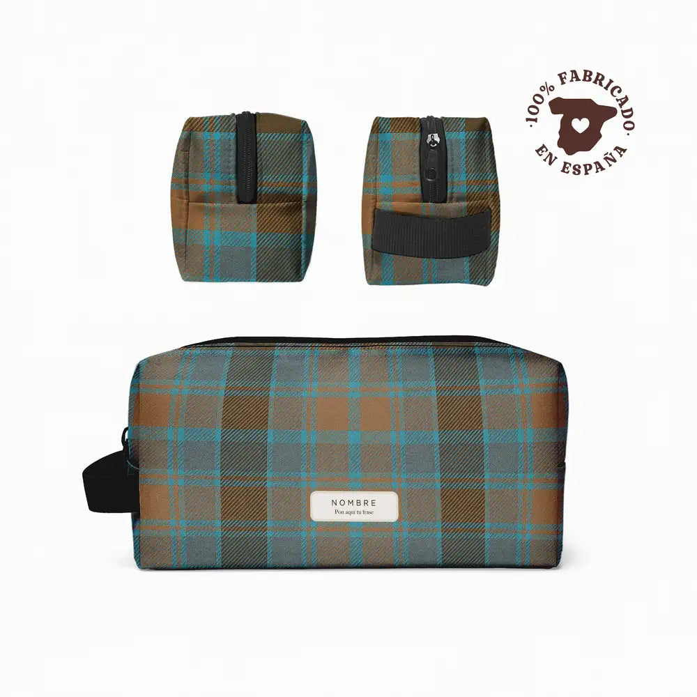 Neceser personalizado con nombre en estampado tartan marron y azul,  ideal como regalo práctico para trabajo o gym.