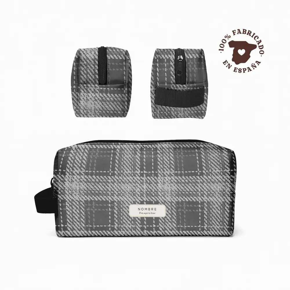 Neceser personalizado con estampado de tartán gris,  ideal como regalo práctico para trabajo o gym. Fabricado en España