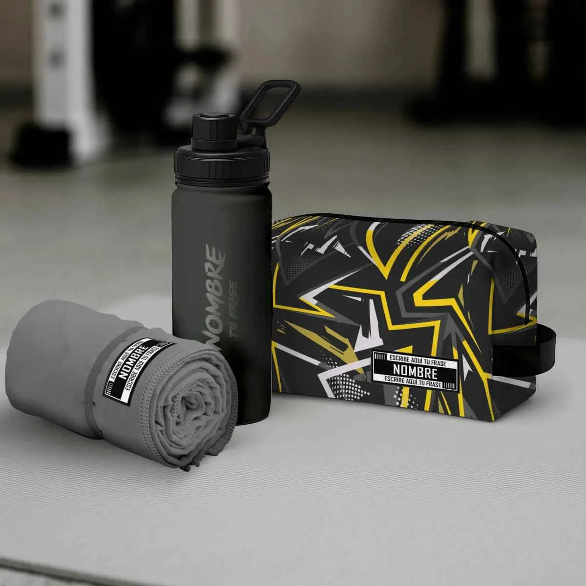 Pack Sport personalizado con neceser en estampado Black Crossfit, bidón deportivo y toalla, regalo práctico para deportistas en tonos verdes y morados.