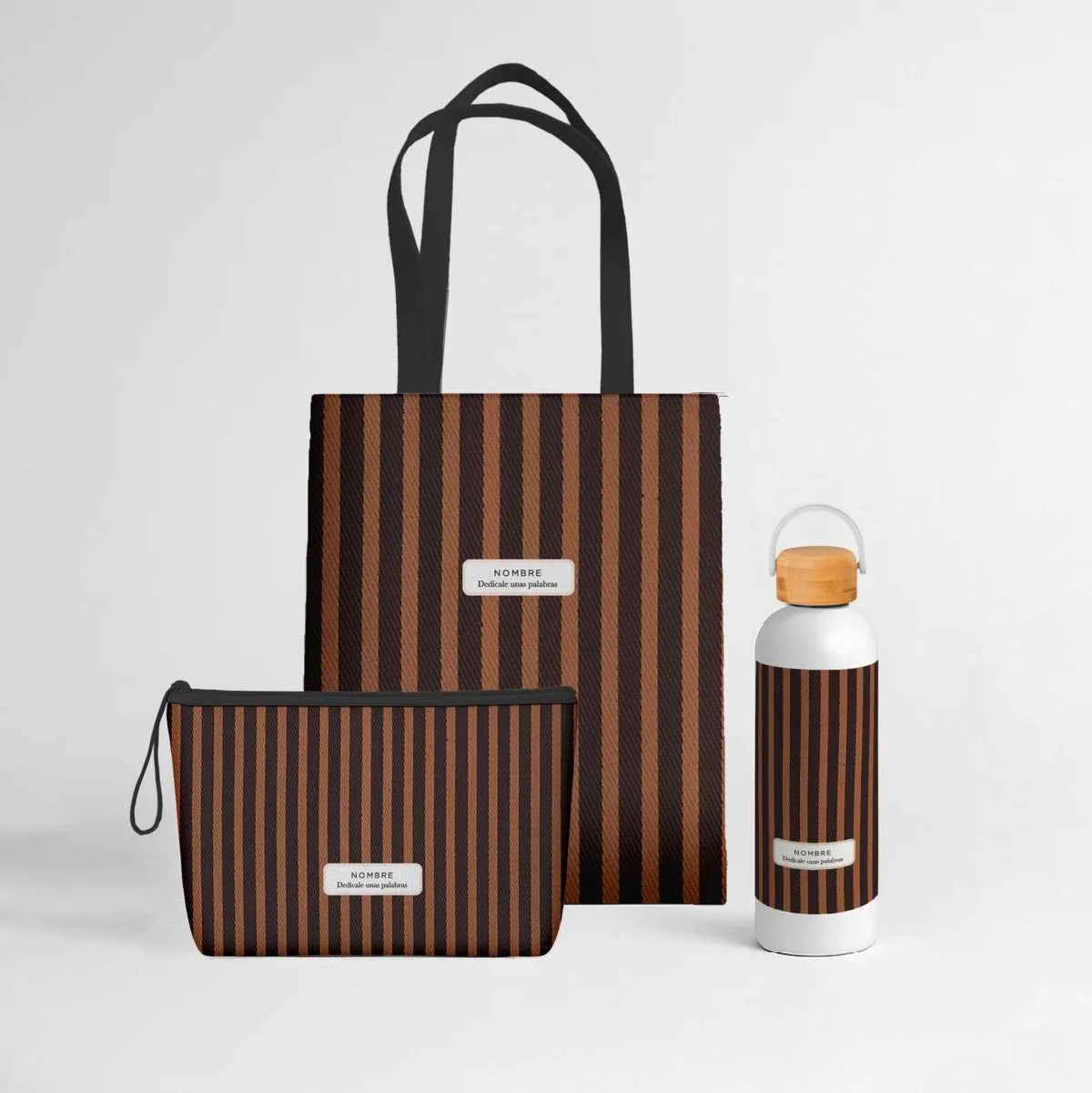 Wonder Pack Capuccino personalizado con tote bag de loneta, neceser y bidón térmico de 500 ml, todos con estampado de rayas marrón oscuro y tono café.