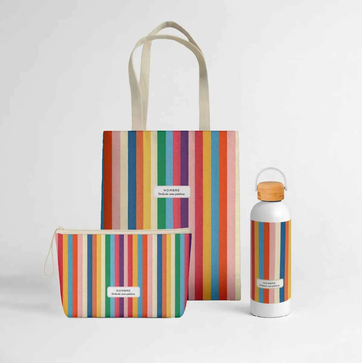 Wonder Pack Carnivale personalizado con tote bag, neceser y bidón térmico de 500 ml con estampado de rayas multicolor vibrantes, personalizable con nombre y frase.