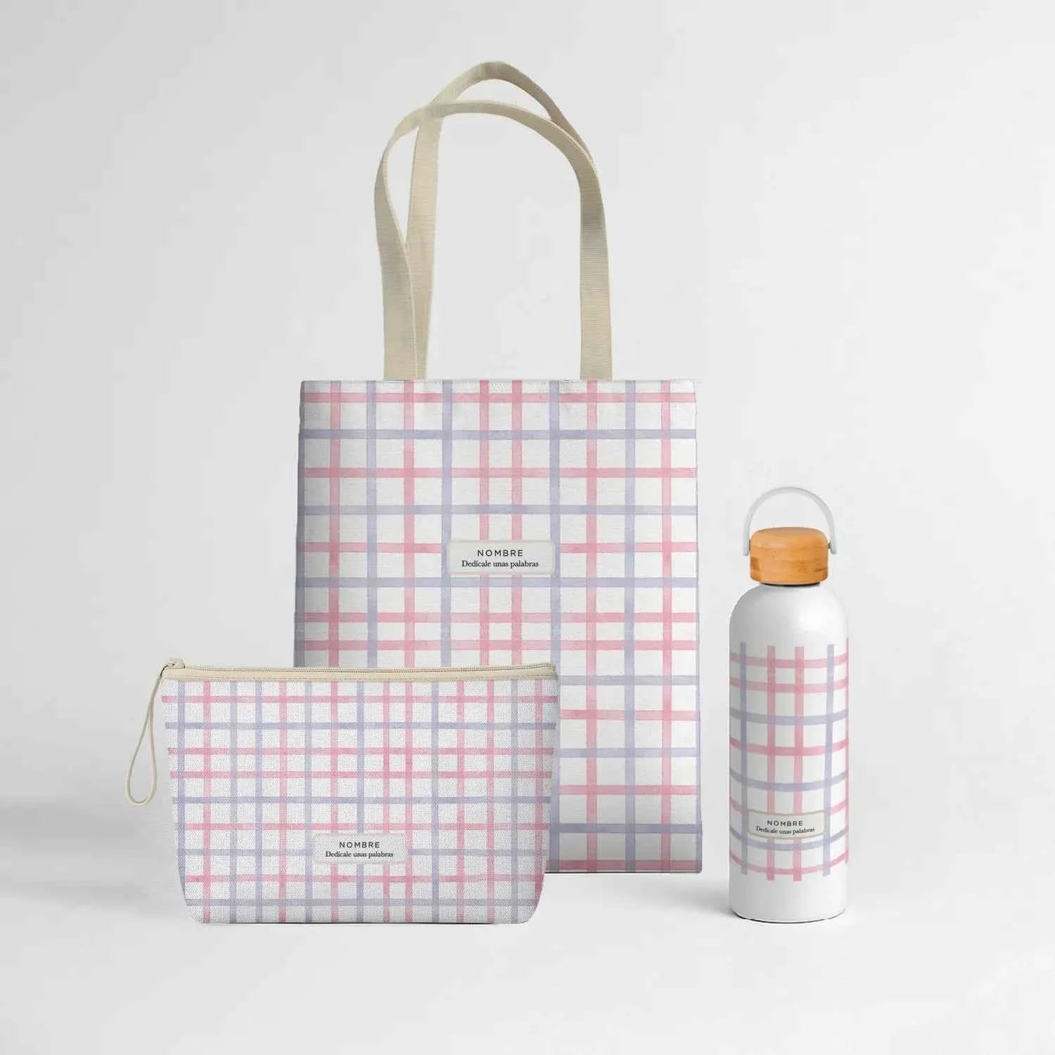 Wonder Pack Cuadros Pastel personalizado con tote bag de loneta, neceser y bidón térmico de 500 ml, todos con estampado de cuadros pastel en tonos rosa, azul lavanda y crema. 
