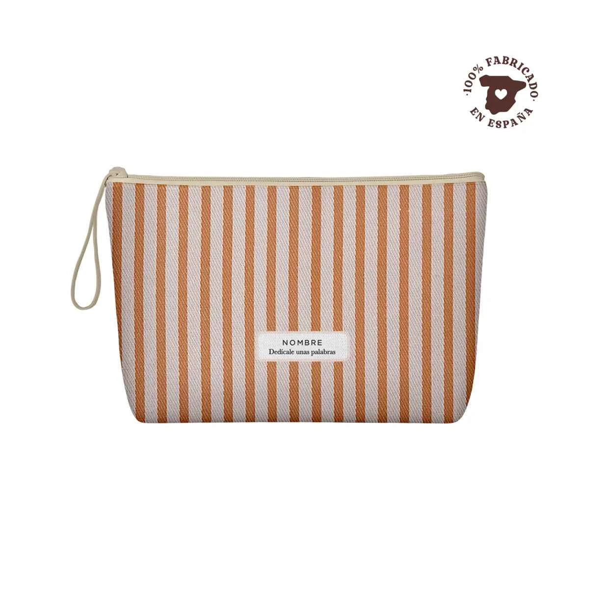 Neceser de loneta fabricado 100% en España con estampado de rayas Mocatriz en tonos crema y marrón caramelo, personalizable con nombre y cierre de cremallera.