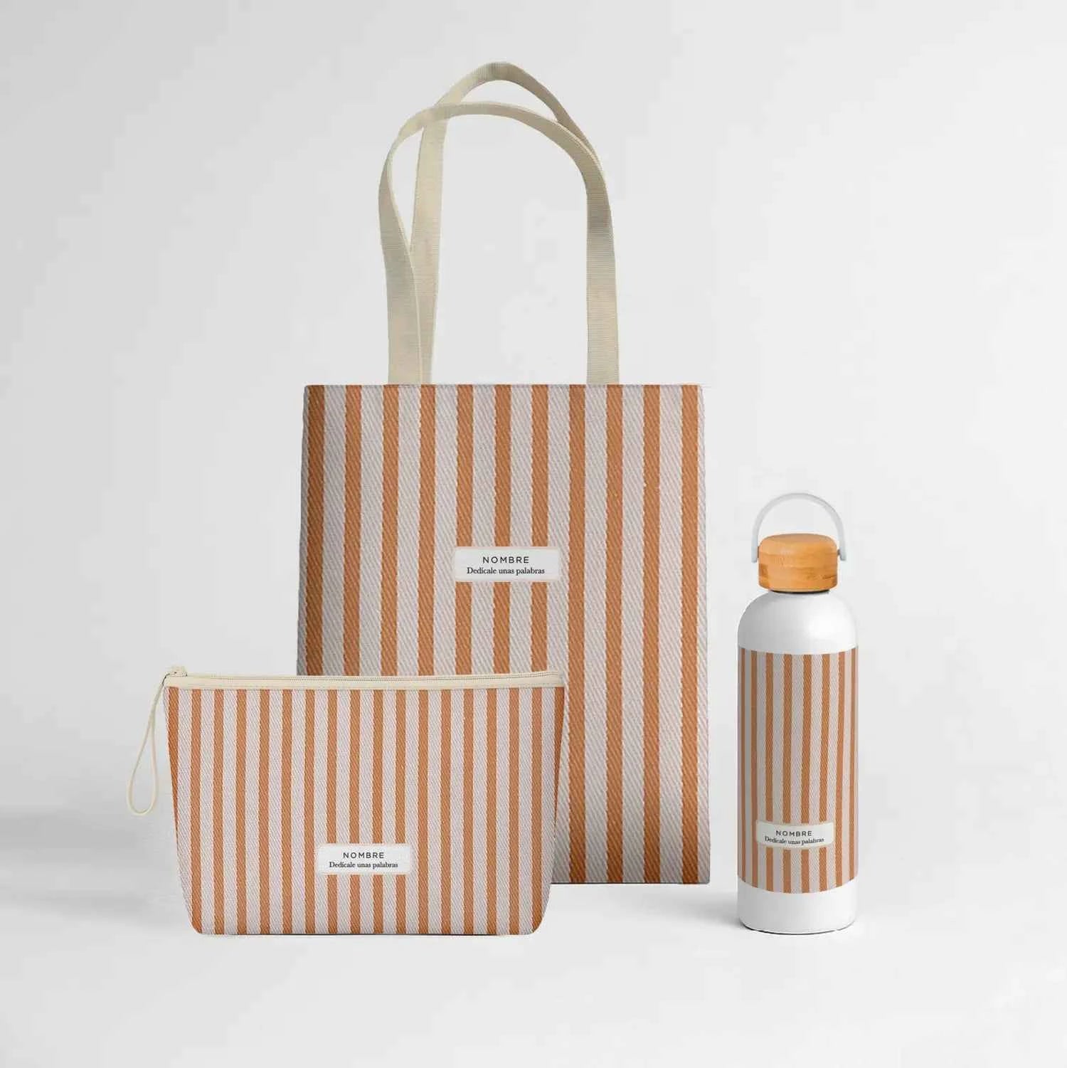 Wonder Pack Mocatriz personalizado con tote bag de loneta, neceser y bidón térmico de 500 ml, todos con estampado de rayas crema y marrón caramelo.
