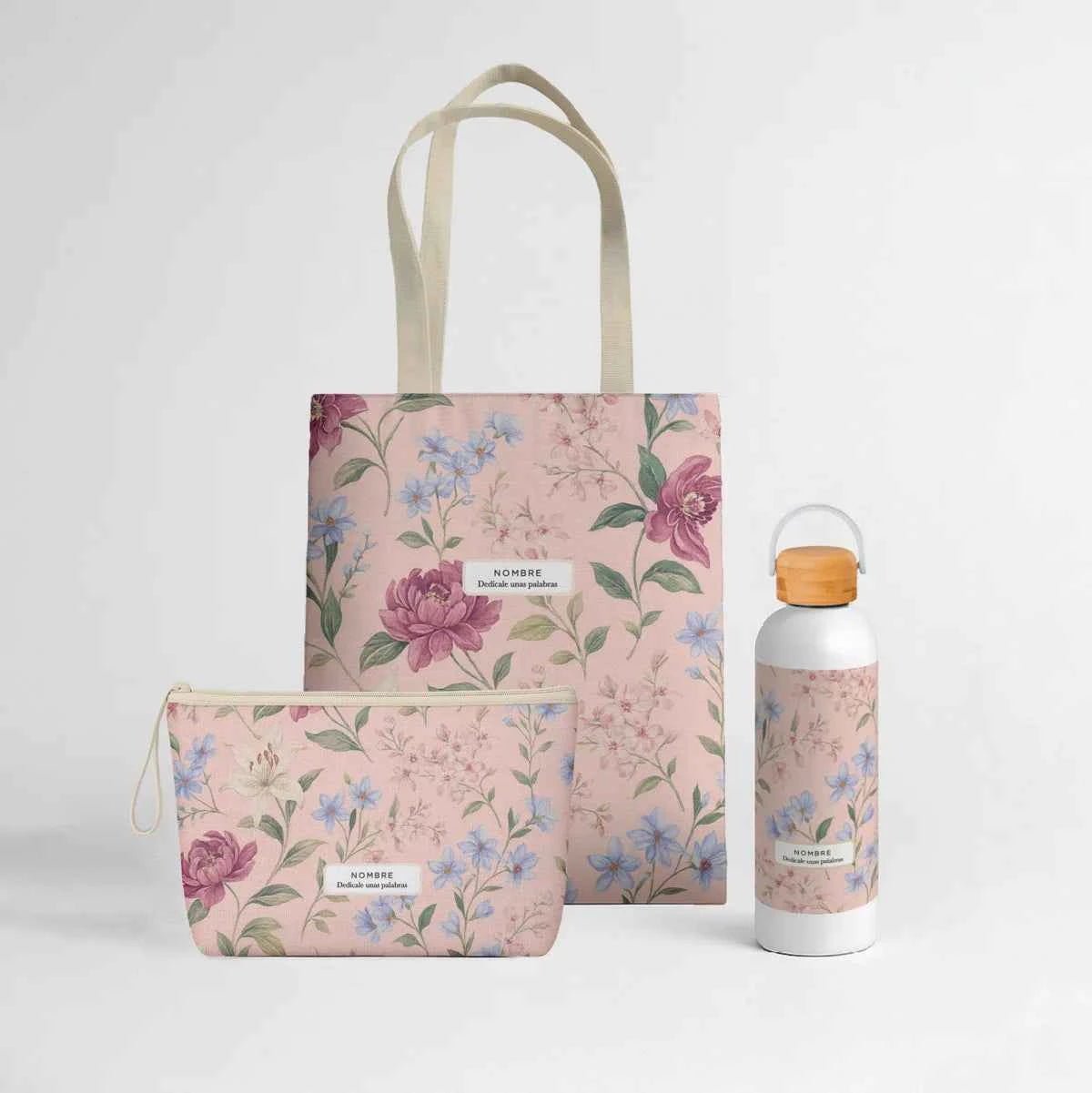 Wonder Pack Pink Lady personalizado con tote bag de loneta, neceser y bidón térmico de 500 ml, todos con estampado floral en tonos rosa empolvado, lila y azul.