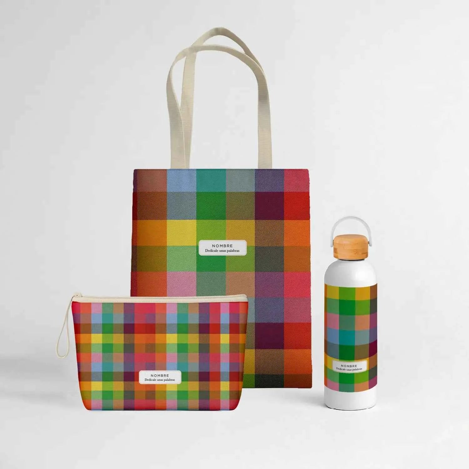 Wonder Pack Pixel Party personalizado con tote bag de loneta, neceser y bidón térmico de 500 ml, todos con estampado pixelado multicolor.