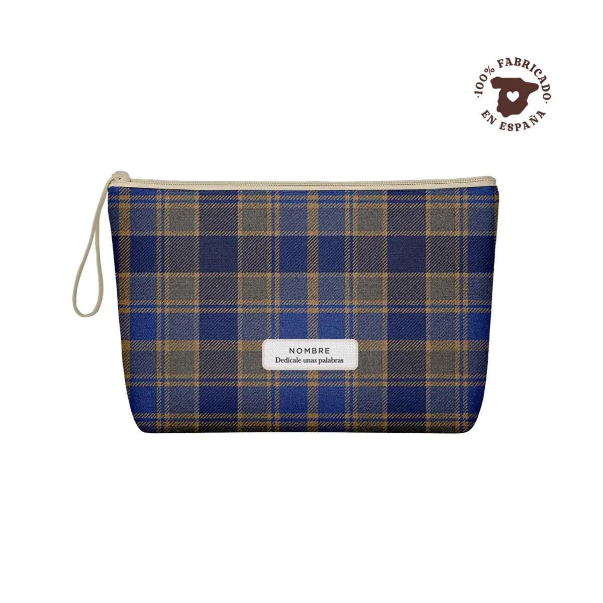 Neceser de loneta con estampado tartán azul cobalto en tonos beige y gris, personalizable el nombre y la frase con cierre de cremallera. Fabricado en España.