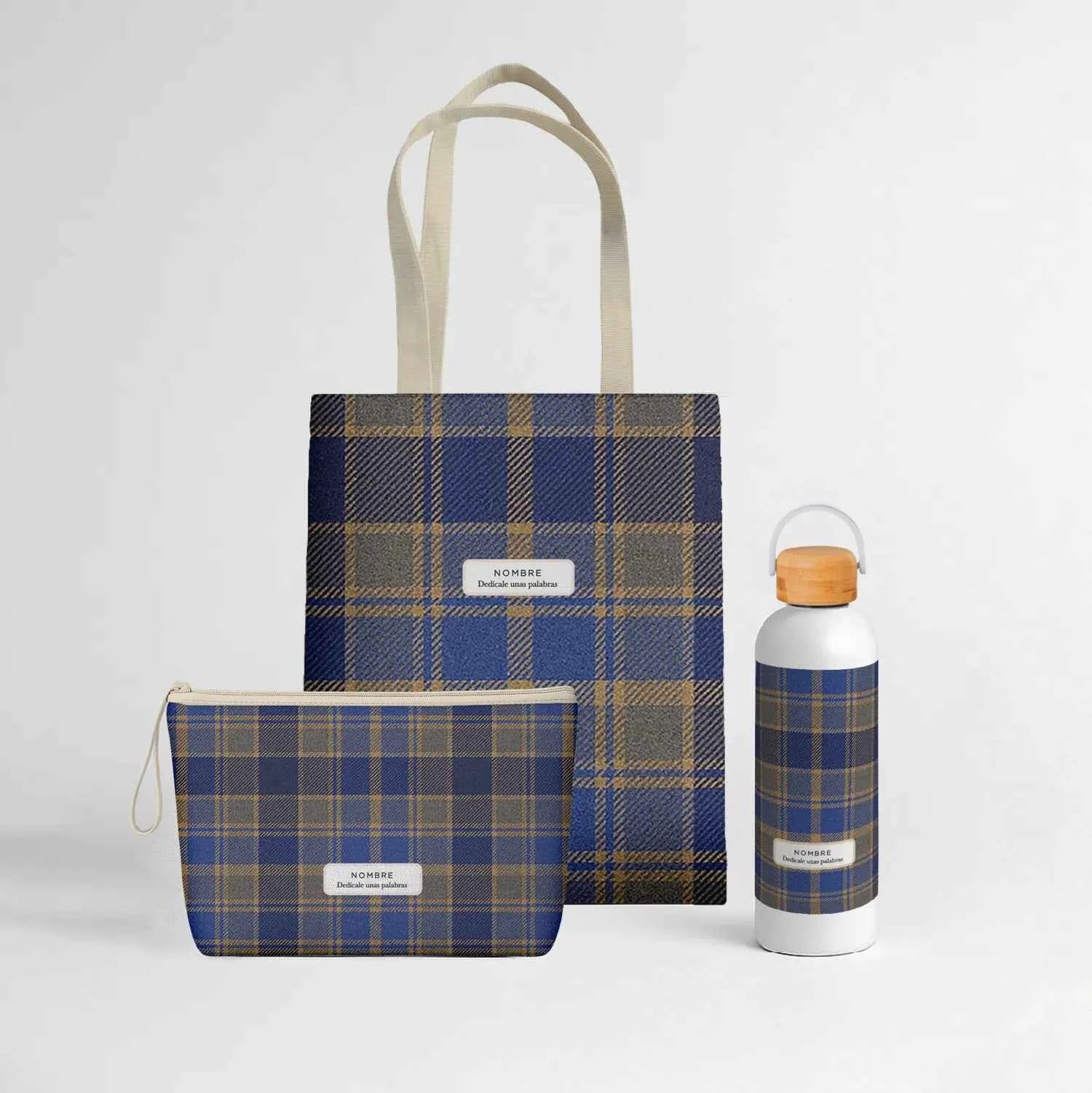 Wonder Pack Tartán Azul Cobalto personalizado con tote bag de loneta, neceser y bidón térmico de 500 ml, todos con estampado tartán en azul cobalto, beige y gris.