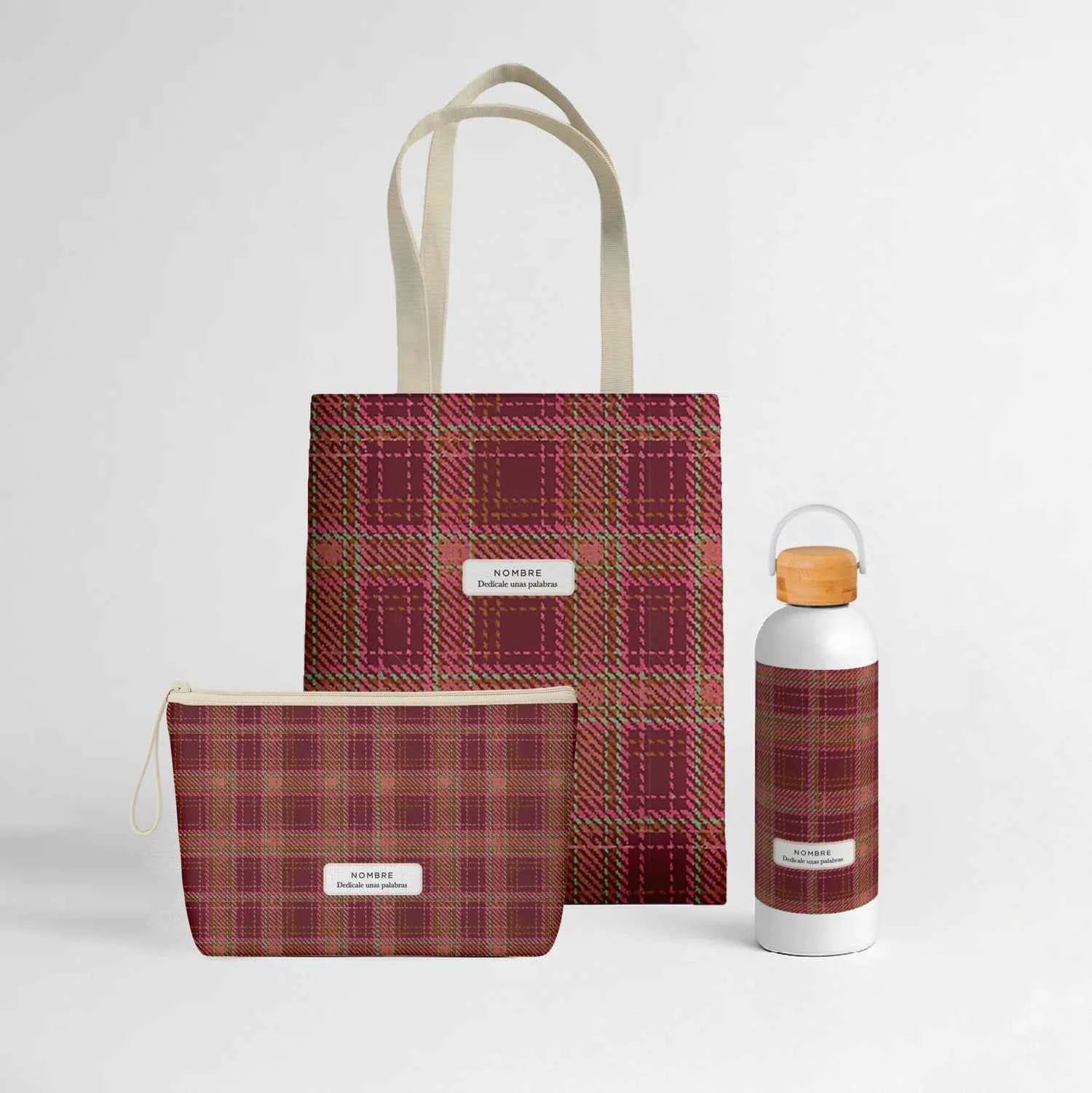 Wonder Pack Tartan Granate personalizado con tote bag, neceser y bidón térmico de 500 ml, con estampado tartán en tonos granate y mostaza, personalizable con nombre y frase.