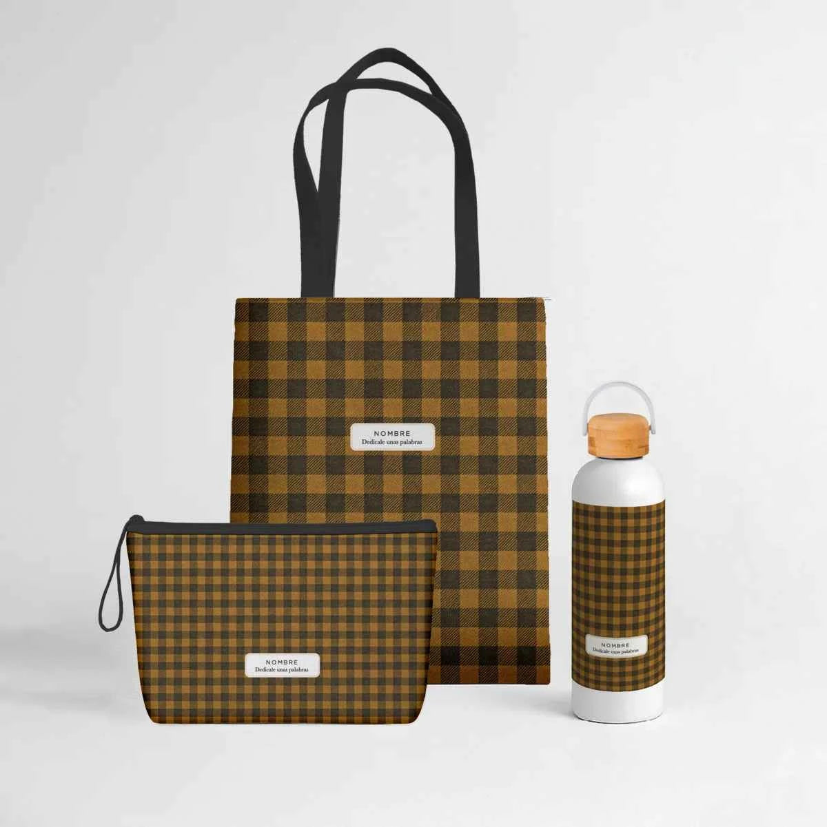 Wonder Pack Vichy Bee personalizado con tote bag de loneta, neceser y bidón térmico de 500 ml, todos con estampado vichy en tonos marrón miel y negro.
